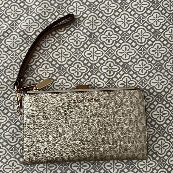 MICHAEL Michael Kors Handbags - Michael Kors Medium wristlet